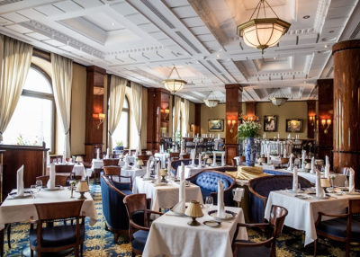 Fel&eacute;re zuhant a vend&eacute;gl&aacute;t&oacute;helyek forgalma 2020 v&eacute;g&eacute;n