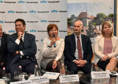 Olasz &eacute;s egri d&iacute;szvend&eacute;gek, turisztikai karrier expo az Utaz&aacute;son