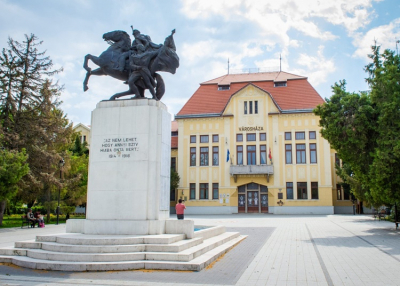 &Uacute;j rendezv&eacute;nyk&ouml;zpont &eacute;p&uuml;lt Karcagon