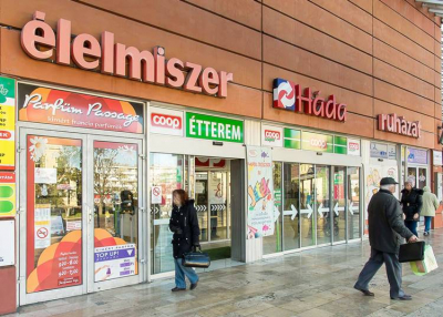 Lezárják Magyarország határait, a legtöbb üzlet csak délután 3-ig tarthat nyitva