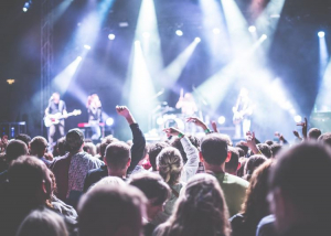 Egy iparági jóslat szerint még legalább egy évig nem lesznek koncertek