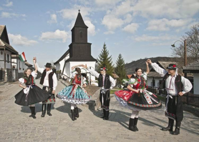 Pal&oacute;c gasztron&oacute;miai &eacute;lm&eacute;nyk&ouml;zponttal teszik m&eacute;g vonz&oacute;bb&aacute; Holl&oacute;kőt