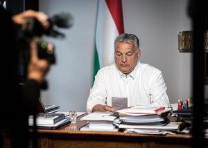 Orbán Viktor: kijárási tilalom este 8-tól, zárnak az iskolák, éttermek, tilos lesz gyülekezni is