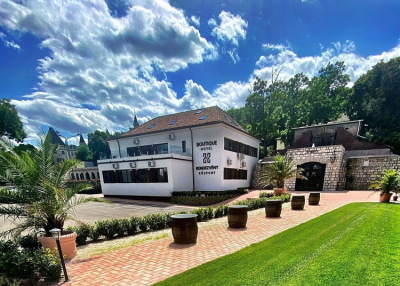 Rendezv&eacute;nyk&ouml;zpont &eacute;s butikhotel ny&iacute;lt Budafokon