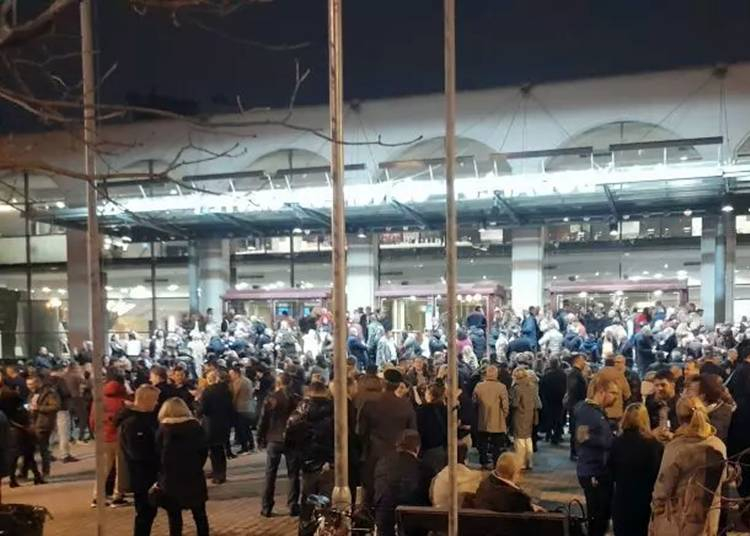 Bombariad&oacute; volt a Kongresszusi K&ouml;zpontban, k&eacute;tezer embert kellett az utc&aacute;ra menek&iacute;teni