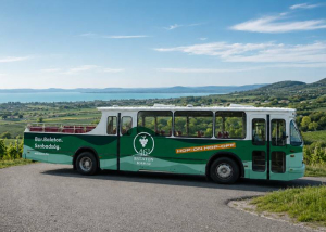 Meg&eacute;rkezett Magyarorsz&aacute;g első hop-on hop-off borbusza a Balaton-partra