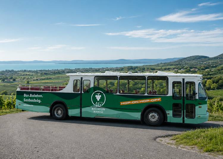Meg&eacute;rkezett Magyarorsz&aacute;g első hop-on hop-off borbusza a Balaton-partra