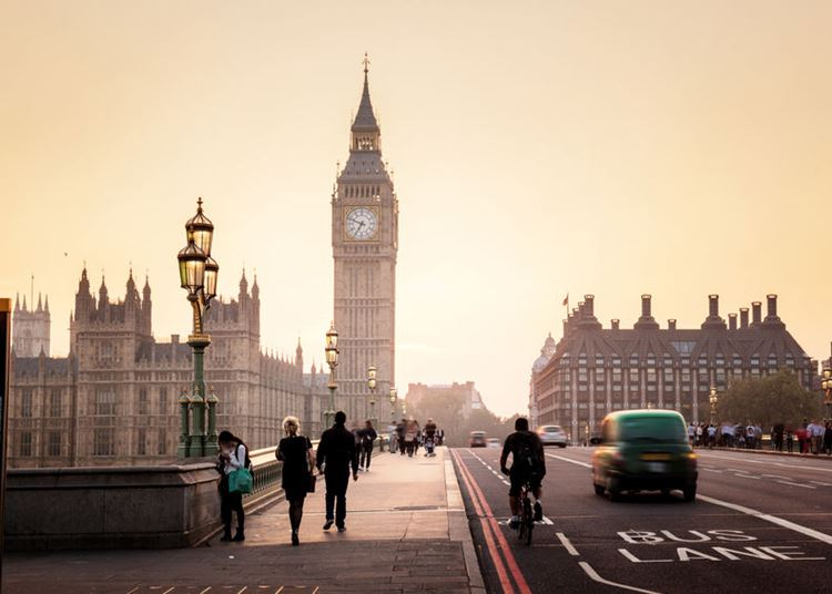 Hétfőtől pénzbírság vár a Nagy-Britanniából szabadidős céllal kiutazókra