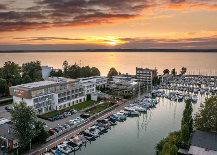 &Uuml;zemeltetőt v&aacute;lt a Hotel Yacht Wellness &amp; Business Si&oacute;fok