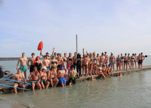 Farsangi jelmezes hidegf&uuml;rdőz&eacute;s a Balatoni Jegesmedv&eacute;kkel