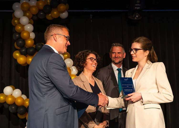 A Logisztika Napj&aacute;n d&iacute;jazt&aacute;k az ell&aacute;t&aacute;sil&aacute;nc szakma kiv&aacute;l&oacute;s&aacute;gait