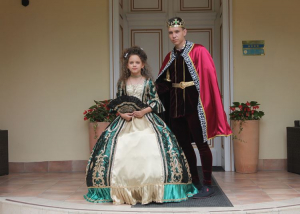 Reneszánsz és barokk ruhákban mérték össze szépségüket a gyerekek