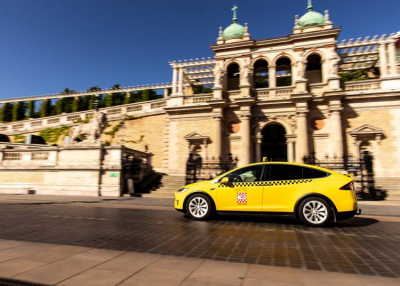 Felp&ouml;rgette a nyarat a Főtaxi